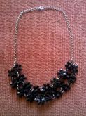 colar preto de flores